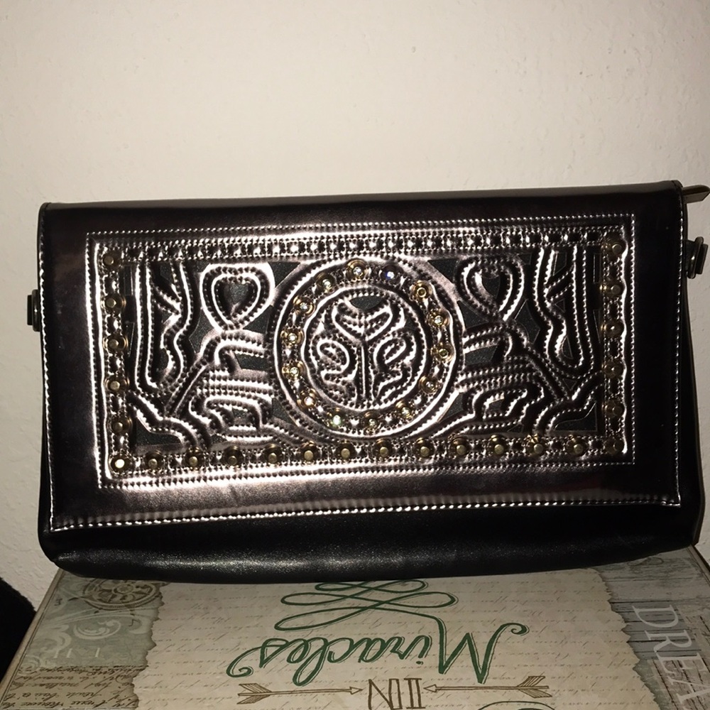 Silver/Black Metallic clutch 🖤